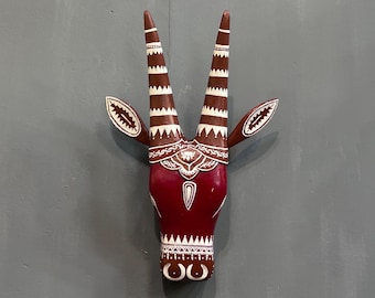 Handbemalter Nandi Stierkopf aus Holz: Kerala Bauernhaus Wanddekoration