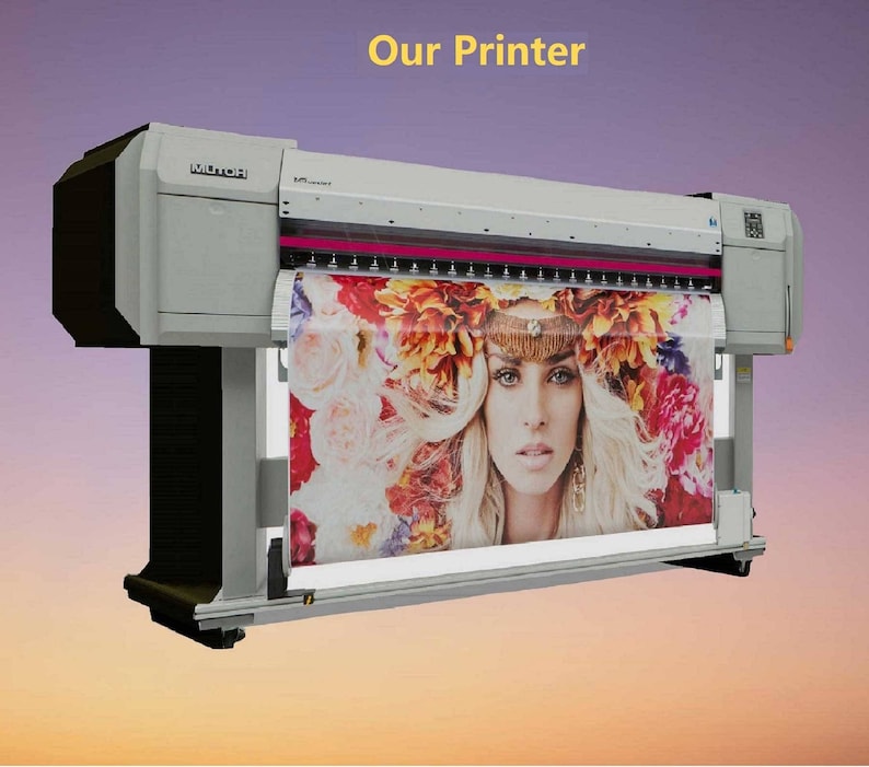 K&ouml;nnte beinhalten: Ein Gro&szlig;formatdrucker von Mutoh druckt ein lebendiges Bild einer Frau mit floralen Akzenten. Der Text "Our Printer" wird oben in Gelb angezeigt. Der Drucker hat eine hellgraue Farbe.