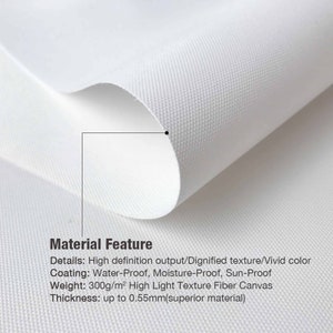 K&ouml;nnte beinhalten: Nahaufnahme eines wei&szlig;en Leinwandmaterials mit strukturierter Oberfl&auml;che. Das Bild enth&auml;lt Text, der die Eigenschaften des Materials detailliert, einschlie&szlig;lich High-Definition-Ausgabe, wasserdichte Beschichtung und eine Dicke von bis zu 0,55 mm.