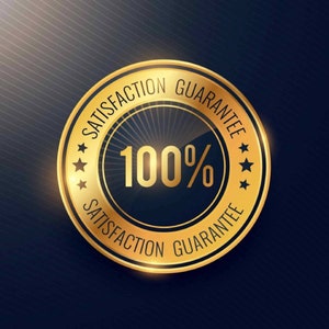K&ouml;nnte beinhalten: Ein goldfarbener runder Aufn&auml;her mit den Worten "SATISFACTION GUARANTEE" in geschwungener Schrift. In der Mitte steht "100%" in Gold, mit Sternakzenten. Der Hintergrund ist ein dunkelblauer Farbverlauf.