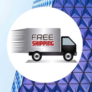K&ouml;nnte beinhalten: Ein silberner Lieferwagen mit den Worten "FREE SHIPPING" in Rot und Wei&szlig;. Der LKW ist schwarz und hat einen wei&szlig;en Hintergrund mit einem blauen geometrischen Design im Hintergrund.