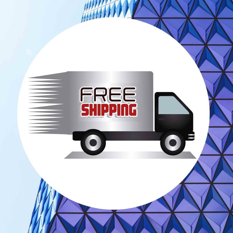K&ouml;nnte beinhalten: Ein silberner Lieferwagen mit den Worten "FREE SHIPPING" in Rot und Wei&szlig;. Der LKW ist schwarz und hat einen wei&szlig;en Hintergrund mit einem blauen geometrischen Design im Hintergrund.
