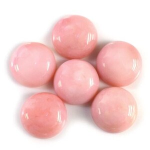 Könnte beinhalten: Sechs runde, rosafarbene Opal-Cabochons. Die Cabochons sind glatt und poliert.