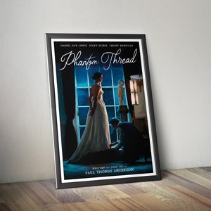 Può includere: Un poster del film "Phantom Thread" con Daniel Day-Lewis, Vicky Krieps e Lesley Manville. Il poster presenta uno sfondo blu scuro con una coppia in una stanza scarsamente illuminata. La donna indossa un abito bianco e l'uomo è inginocchiato, guardando il suo vestito.