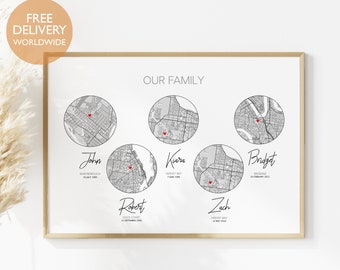 Puede incluir: Una impresión de mapa en blanco y negro con el título "Nuestra familia". La impresión presenta cinco mapas circulares con corazones rojos que marcan ubicaciones. Cada mapa está etiquetado con un nombre y una ubicación, incluyendo Maryborough, Hervey Bay, Gold Coast, Brisbane y Hervey Bay. La impresión está enmarcada en un marco dorado.