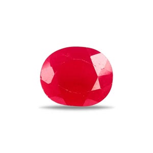 Könnte beinhalten: Ein leuchtender, oval geschliffener Rubin-Edelstein in kräftigem Rot mit zahlreichen polierten Facetten, die das Licht reflektieren. Der Edelstein weist eine klare, transparente Beschaffenheit mit einer glatten, symmetrischen Form auf.