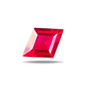 Rara pietra preziosa sfusa di rubino rosso taglio rombo da 6,85 ct / pietra importante da 16x11,7x5,5 mm per gioielli personalizzati