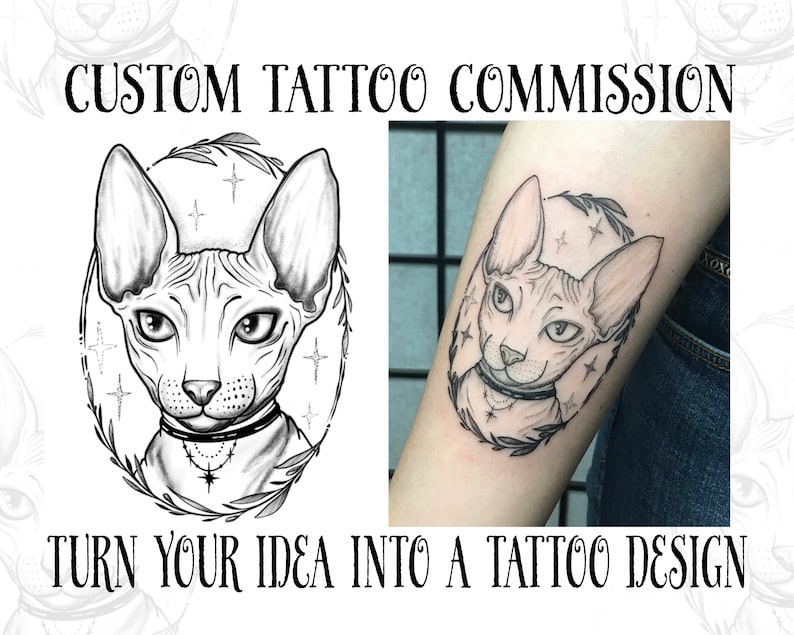 Op de afbeelding: Zwart-witte lijntekening tattoo-ontwerp van een Sphynx-kat met een choker met een kruisbedel. De kat is omringd door een krans van bladeren en sterren. Het ontwerp is te zien op de arm van een persoon.