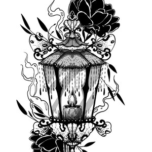 Op de afbeelding: Een zwart-witte illustratie van een vintage lantaarn met een kaars erin. De lantaarn is versierd met ingewikkelde details en omringd door bloemen en vlinders.