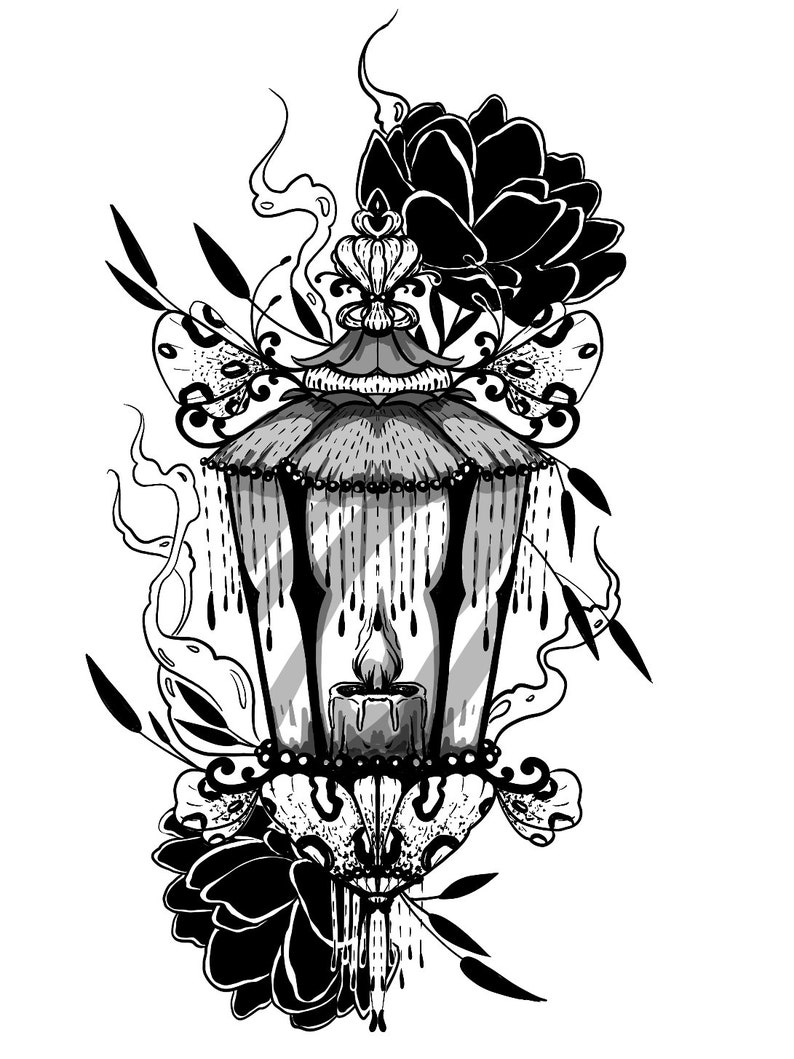 Op de afbeelding: Een zwart-witte illustratie van een vintage lantaarn met een kaars erin. De lantaarn is versierd met ingewikkelde details en omringd door bloemen en vlinders.