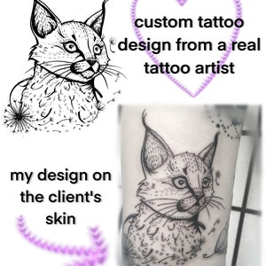 Op de afbeelding: Een zwart-witte lijntekening van een lynx met een paardenbloem op de achtergrond. De tekening is op de arm van een persoon als een tatoeage. De tekst "custom tattoo design from a real tattoo artist" staat in een paarse hartvorm boven de tatoeage. De tekst "my design on the client's skin" staat onder de tatoeage.