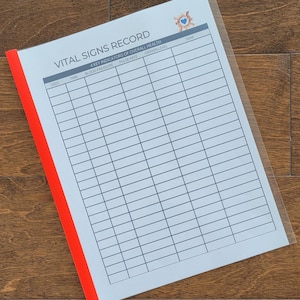 Puede incluir: Una hoja blanca en blanco de registro de signos vitales con un gráfico de corazón azul en la esquina superior derecha. La hoja está dividida en columnas para la fecha, la hora, la presión arterial, la frecuencia cardíaca, el nivel de oxígeno y la temperatura.