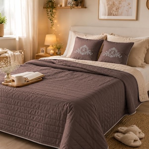 Chocoladebruine/beige omkeerbare spreienset, gewatteerde sprei met 2 geborduurde kussens, gezellig cadeau voor een frisse slaapkamer