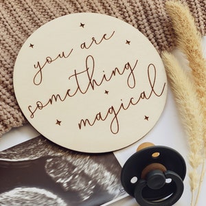 Vous êtes quelque chose de magique, étape de bébé, babyzimmer, chambre d'enfant deko, panneau en bois, holzdeko, geburt geschenk, holz meilenstein, graviert