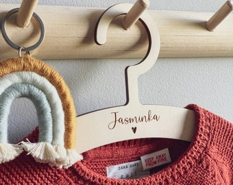 Gruccia per vestitini per neonati, gruccia in legno, mobili per neonati, decorazioni in legno, gruccia per vestitini per neonati, cameretta per bambini, cameretta per bambini, cameretta per bambini, con nome, graviert