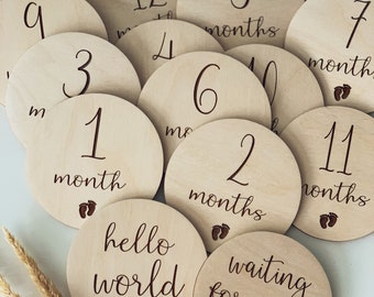 Runde meilensteine aus holz, meilensteinkarten, milestone cards, halo welt, Hello world, babyshower present, schwanger runde aus holz