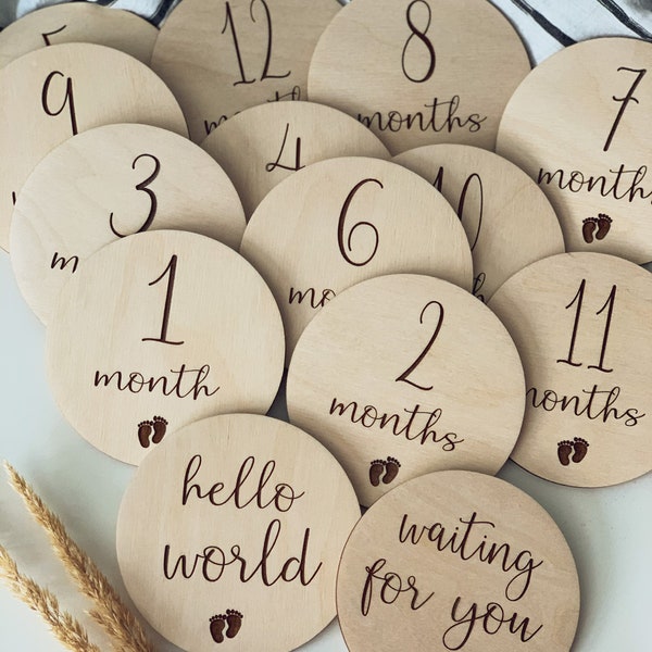 Runde meilensteine aus holz, meilensteinkarten, milestone cards, halo welt, Hello world, babyshower present, schwanger runde aus holz