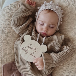 Hallo Babybär, Holzmeilenstein, Holzscheibe, aus Holz, Neugeborenenfotografie, Teddybär, Kinderzimmer, Kinderzimmerdeko, Hallo Welt, ich bin hier