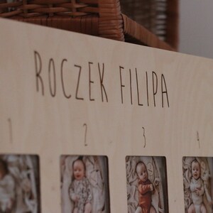 Może przedstawiać: Drewniany wyświetlacz zdjęć z tekstem "ROCZEK FILIPA" i czterema miejscami na zdjęcia. Miejsca są ponumerowane od 1 do 4.