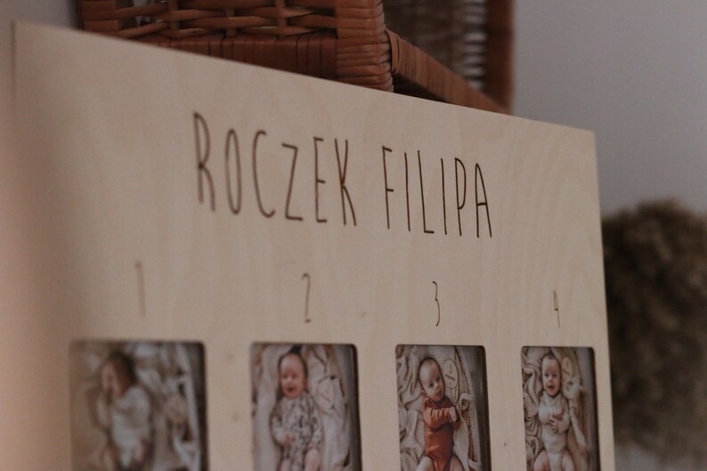 Może przedstawiać: Drewniany wyświetlacz zdjęć z tekstem "ROCZEK FILIPA" i czterema miejscami na zdjęcia. Miejsca są ponumerowane od 1 do 4.