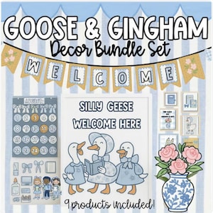 Op de afbeelding: Een klaslokaal decoratiepakket getiteld "Goose & Gingham". De afbeelding toont een "Welcome" banner, een kalender en een bord met de tekst "Silly Geese Welcome Here". De set bevat illustraties van ganzen en een vaas met roze bloemen. De tekst "9 producten inbegrepen!" is ook zichtbaar.
