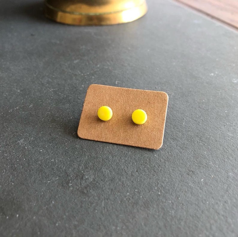Mini kleine gelbe Polymer Clay Dot Sterling Silber Regenbogen Farbe Ohrstecker, Geschenk für Sie Bild 1