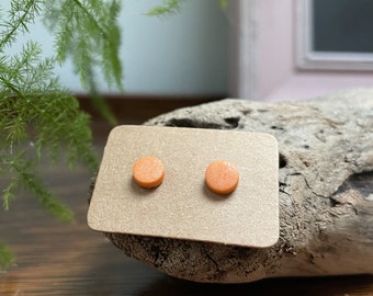 Mini kleine schwarze Milchstraße Polymer Clay Dot Sterling Silber gewürzte Kürbis Orange Ohrstecker, Geschenk für sie