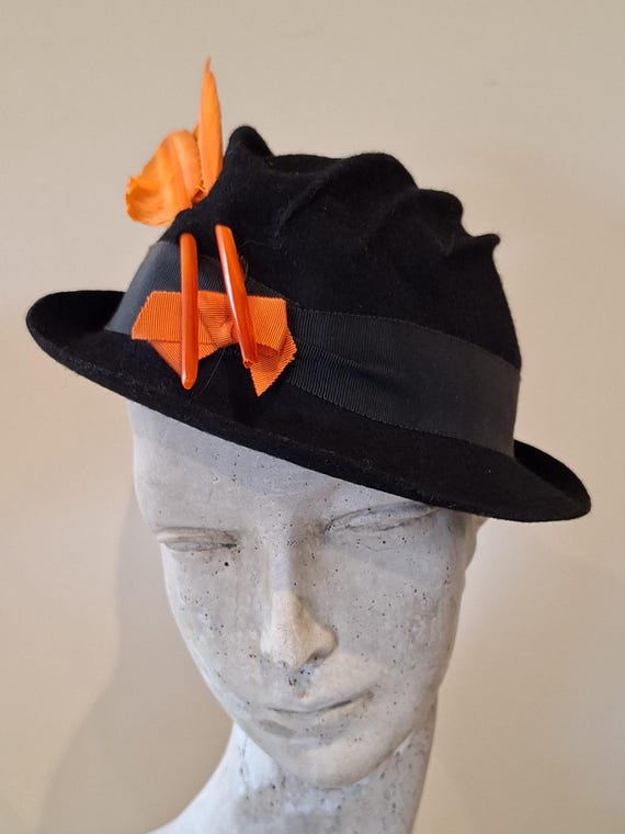 Vintage 1930s Womens Black Felt Fedora Sculpted Crown Orange  display picture 3