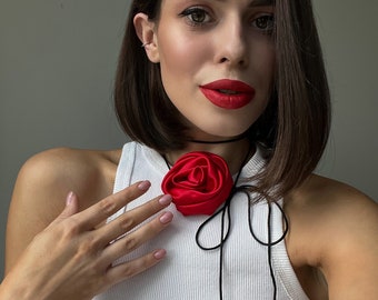 Gargantilla de rosa de satén rojo, collar de flores negro hecho a mano, rosa grande de seda rosa