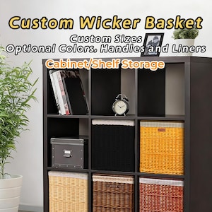 Può includere: Un mobile marrone scuro con più scomparti, ognuno contenente un cestino in vimini di vari colori. Il testo "Custom Wicker Basket" e "Cabinet/Shelf Storage" è visualizzato in alto. I cestini sono disponibili in dimensioni, colori, manici e fodere personalizzati.