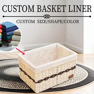 Puede incluir: Un forro de cesta tejido con un forro de tela blanca y un borde de encaje. El forro está en una cesta tejida natural con acentos marrones. El texto "CUSTOM SIZE/SHAPE/COLOR" es visible sobre la cesta.