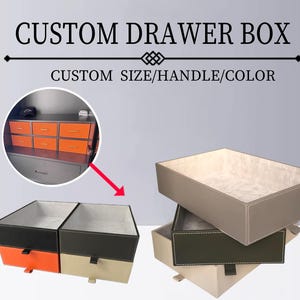 Op de afbeelding: Twee op maat gemaakte lades met een beige en grijze stoffen voering. De lades zijn op elkaar gestapeld. De bovenste lade is beige en de onderste lade is grijs. De lades hebben een beige stoffen voering en een grijze stoffen buitenkant. De lades zijn gelabeld met "CUSTOM DRAWER BOX" en "CUSTOM SIZE/HANDLE/COLOR".