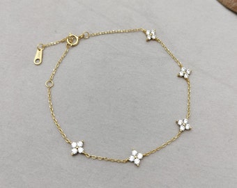 14K Gold Clover Leaf Diamond Bracelet, Minimalist Lucky Bracelet, Gold Filled Cable Chain Bracelet, Anniversary Jewelry, Christmas Gift Idea