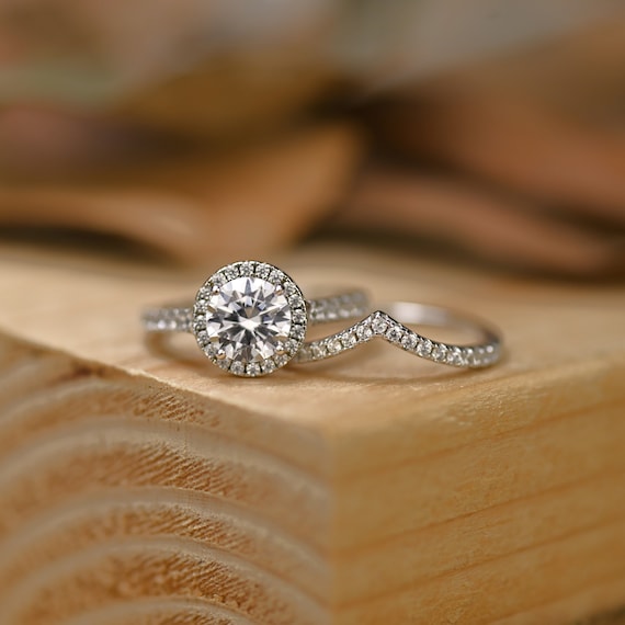 Classic round cut engagement ring outlet