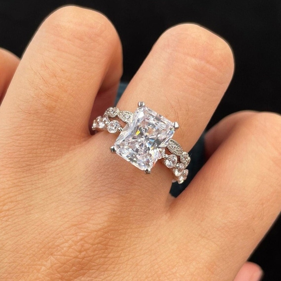 Photos Show Giant Engagement Rings That Supermodels Wear