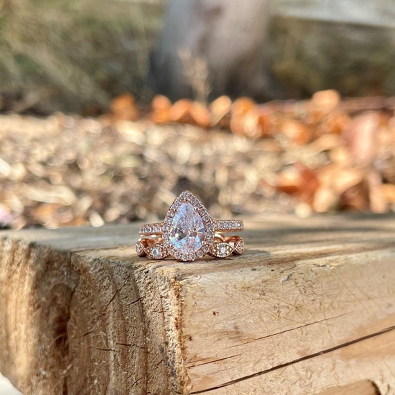 Conjunto de anillo de compromiso de diamante de talla pera de oro rosa de 2 25