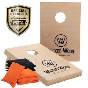 Może przedstawiać: Drewniany zestaw cornhole z czarno-białym logo z napisem "Wicked Wood" i tekstem "Est. 2019 WickedWoodGames.com". Zestaw zawiera cztery pomarańczowe worki z fasolą i dwa czarne worki z fasolą.