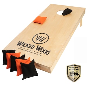 Könnte beinhalten: Ein Cornhole-Spiel aus Holz mit orangefarbenen und schwarzen Bohnensäcken. Das Spielbrett ist aus Naturholz gefertigt und trägt das Logo "Wicked Wood" mit dem Text "Est. 2019 WickedWoodGames.com".