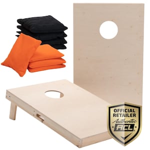 Könnte beinhalten: Ein Cornhole-Set aus Holz mit zwei Brettern und acht Bohnensäcken. Die Bretter sind aus Naturholz und haben ein kreisförmiges Loch in der Mitte. Die Bohnensäcke sind orange und schwarz.