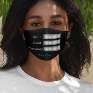 Boutique appartenant à des Noirs. « Avoir des ennuis. Good Trouble » Masque facial John Lewis / Couvre-visage / Masque BLM / Masque noir / Masque de poing