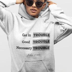 Boutique appartenant à des Noirs. &quot;Get In Trouble. Good Trouble&quot; John Lewis Hoodie/Sweatshirt, Imprimé Civil Rights Activist Hoodie/Sweatshirt