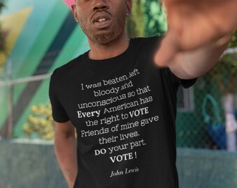 Pode incluir: Uma camiseta preta com texto branco que diz "I was beaten, left bloody and unconscious so that Every American has the right to VOTE. Friends of mine gave their lives. DO your part. VOTE! John Lewis."