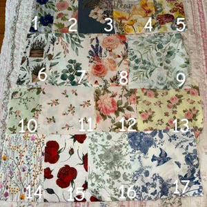 Könnte beinhalten: Eine Sammlung von siebzehn Stoffmustern mit floralen und botanischen Mustern. Designs umfassen Rosen, Lavendel und andere Blumen in verschiedenen Farben. Einige Muster haben einen weißen Hintergrund, andere sind dunkler.