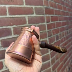 手作り銅製トルココーヒーポット - 手打ちチェズヴェイブリック、木製ハンドル付きコンロ用コーヒーポット、3色展開