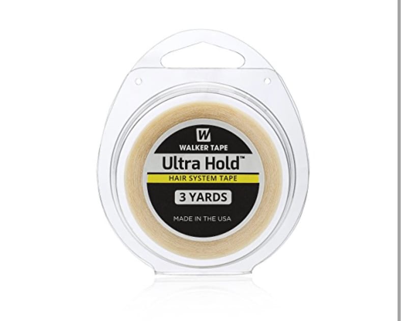 K&ouml;nnte beinhalten: Eine Rolle Walker Tape Ultra Hold Haarsystem-Klebeband, verpackt in einem transparenten Kunststoffbeh&auml;lter. Das Klebeband hat eine hellbeige Farbe und ist 2,74 Meter lang. Die Verpackung enth&auml;lt den Text "Ultra Hold Hair System Tape" und "Made in the USA".