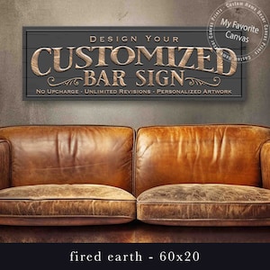 K&ouml;nnte beinhalten: Ein dunkelgraues Holzschild mit dem Text "DESIGN YOUR CUSTOMIZED BAR SIGN" in einer braunen Holzmaserungsschrift. Der Text "NO UPCHARGE. UNLIMITED REVISIONS. PERSONALIZED ARTWORK" ist unter dem Haupttext in einer kleineren Schriftart gedruckt. Das Schild wird an einer Wand hinter einem braunen Ledersofa angezeigt.
