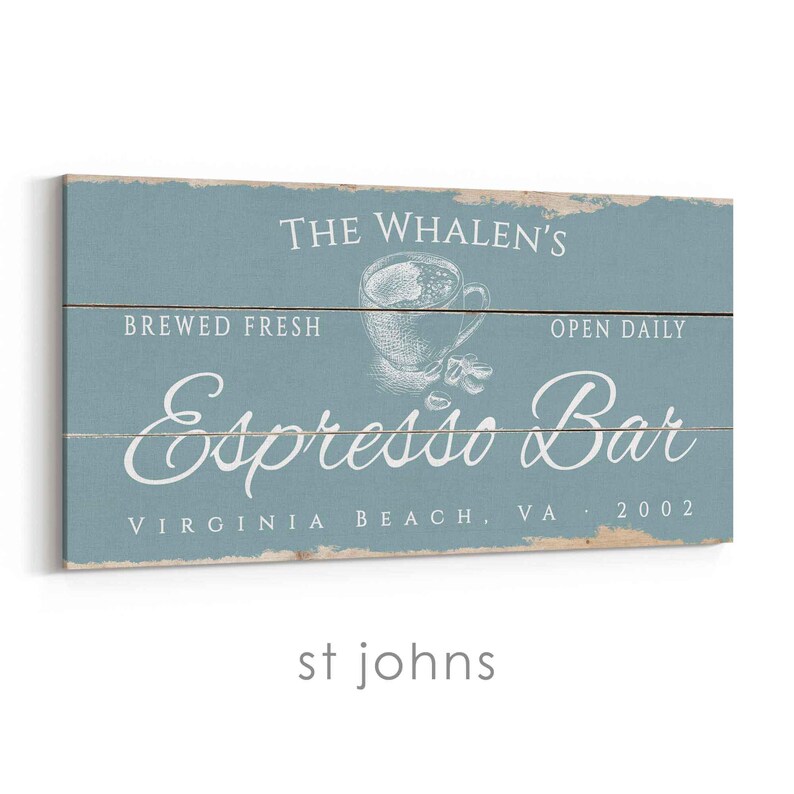 Pode incluir: Uma placa retangular de madeira azul desgastada com texto branco que diz "THE WHALEN'S Espresso Bar" e "BREWED FRESH, OPEN DAILY". Um gr&aacute;fico de x&iacute;cara de caf&eacute; est&aacute; no centro. A placa tamb&eacute;m diz "VIRGINIA BEACH, VA 2002".