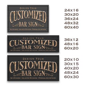 K&ouml;nnte beinhalten: Drei schwarze Holzschilder mit dem Text "DESIGN YOUR CUSTOMIZED BAR SIGN" in goldenen Buchstaben. Die Schilder sind in verschiedenen Gr&ouml;&szlig;en erh&auml;ltlich, darunter 24x16 Zoll, 30x20 Zoll, 36x24 Zoll, 48x32 Zoll und 60x40 Zoll.