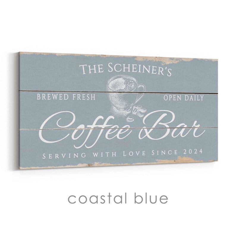 Pode incluir: Placa de madeira azul costeira com texto branco que diz "The Scheiner's Coffee Bar" com um gr&aacute;fico de x&iacute;cara de caf&eacute;. A placa tamb&eacute;m diz "Brewed Fresh", "Open Daily" e "Serving with Love Since 2024".
