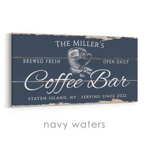 Pode incluir: Placa de madeira azul marinho com texto branco que diz "The Miller's Coffee Bar". A placa inclui uma ilustra&ccedil;&atilde;o de uma x&iacute;cara de caf&eacute; e o texto "Brewed Fresh" e "Open Daily". Tamb&eacute;m diz "Staten Island, NY Serving Since 2022".